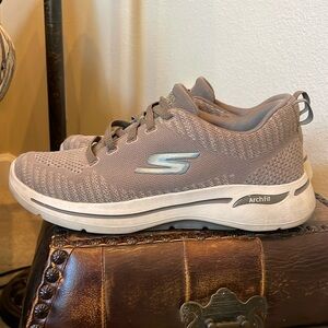 Sketchers sneakers, no tie